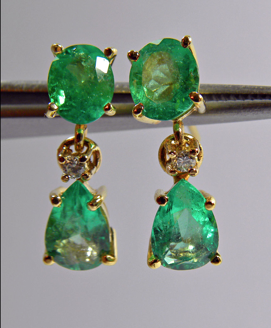 3.59 Ct Earrings 18K Yellow Gold with 3.50 Ct Colombian Emeralds and 0.06 Ct Diamonds